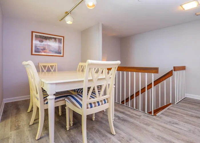Century 2 Apartment *