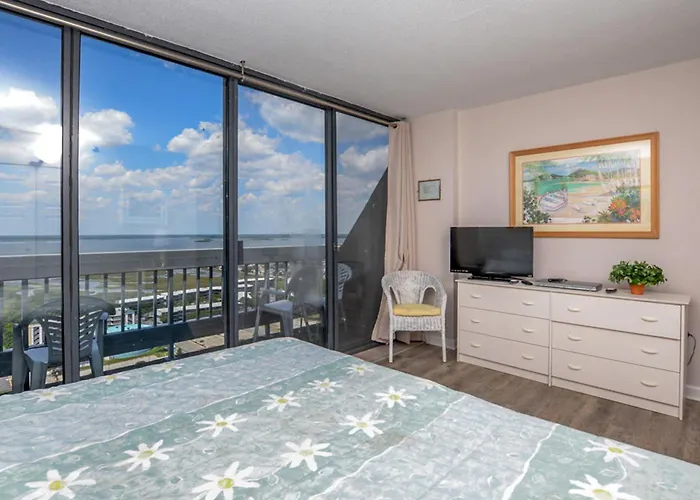 Century 2 Apartment *